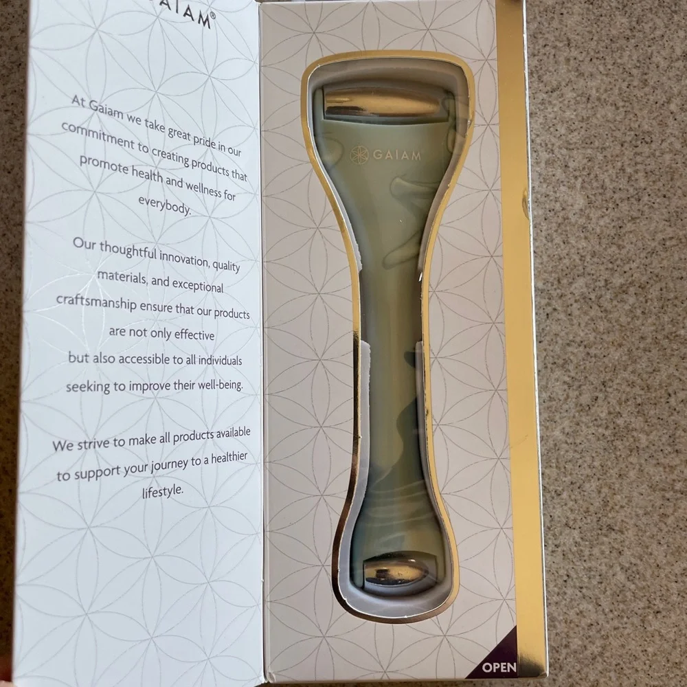 GAIAM Dual-Ended Metal Facial Roller in Sage